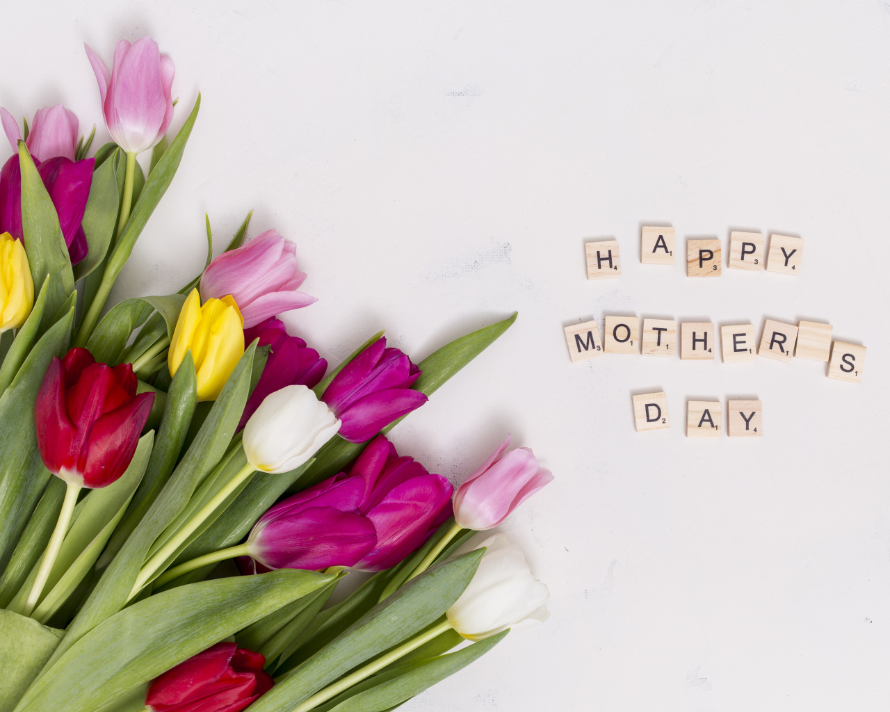 Красивый букет тюльпанов на международный женский день