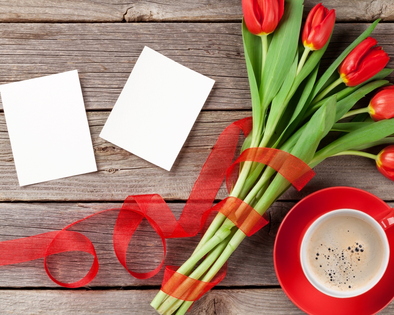 Букет красных тюльпанов и чашка кофе шаблон открытки на 8 марта