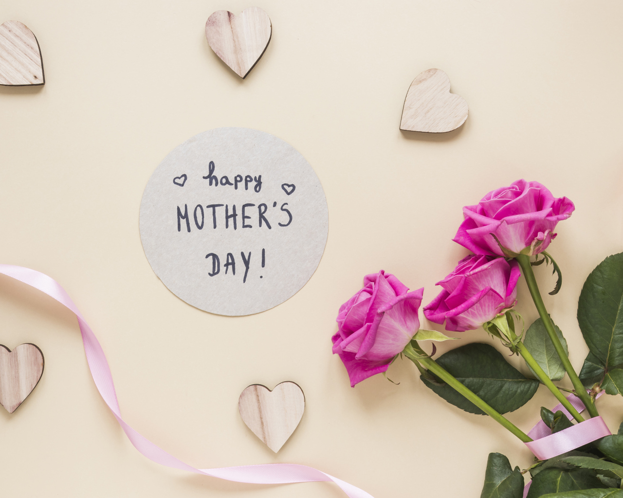 Букет роз и открытка на международный женский день 8 марта