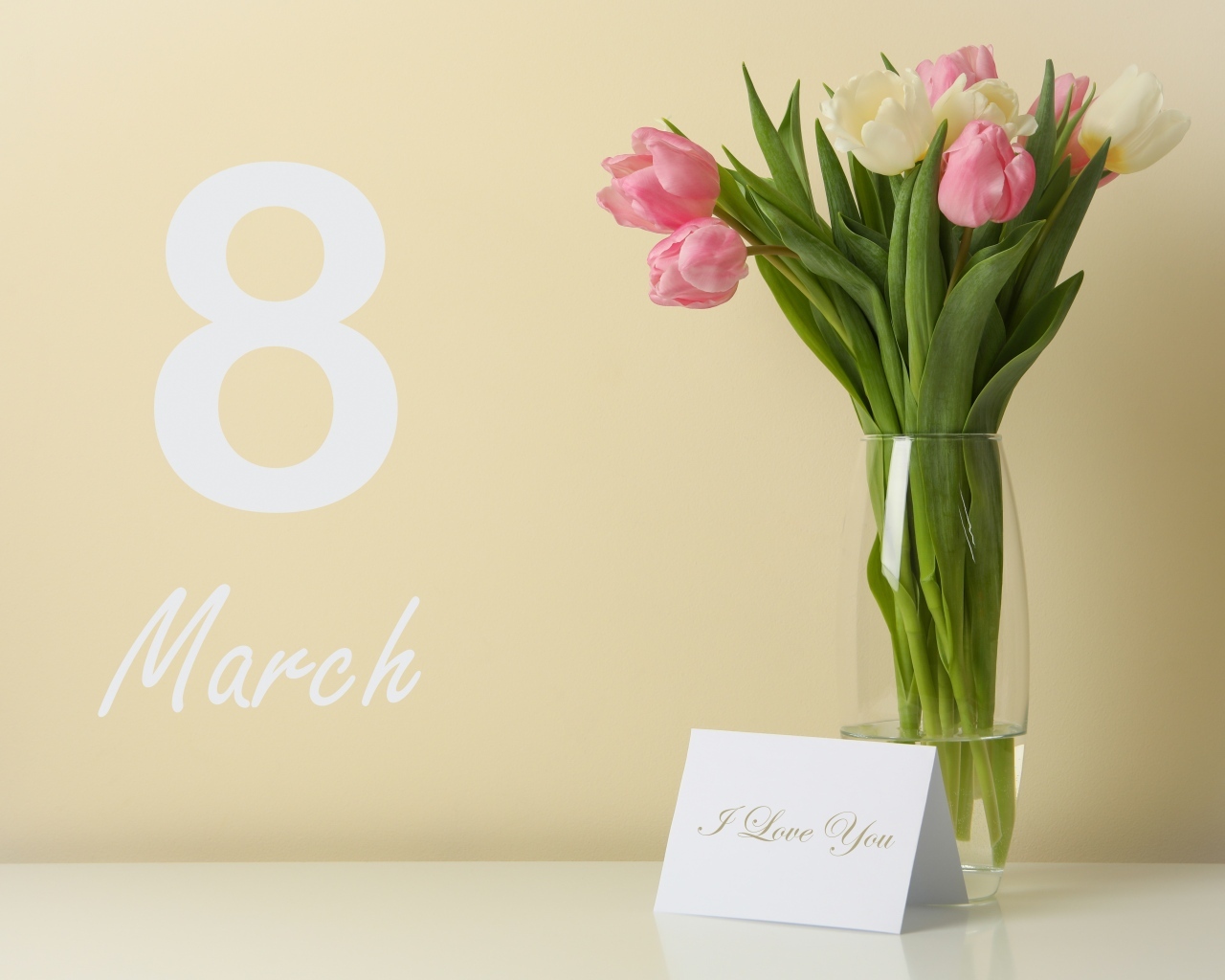 Букет тюльпанов в вазе на 8 марта