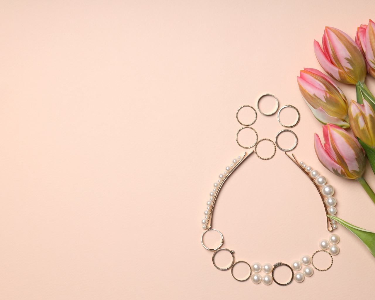 Украшения и букет тюльпанов на Международный женский день 8 марта