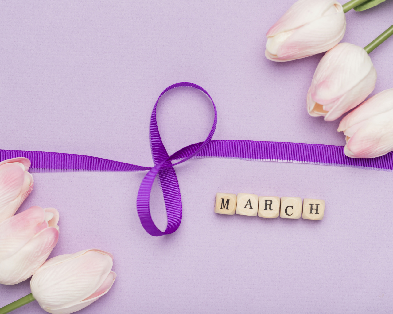 Нежная открытка с розовыми тюльпанами на 8 марта