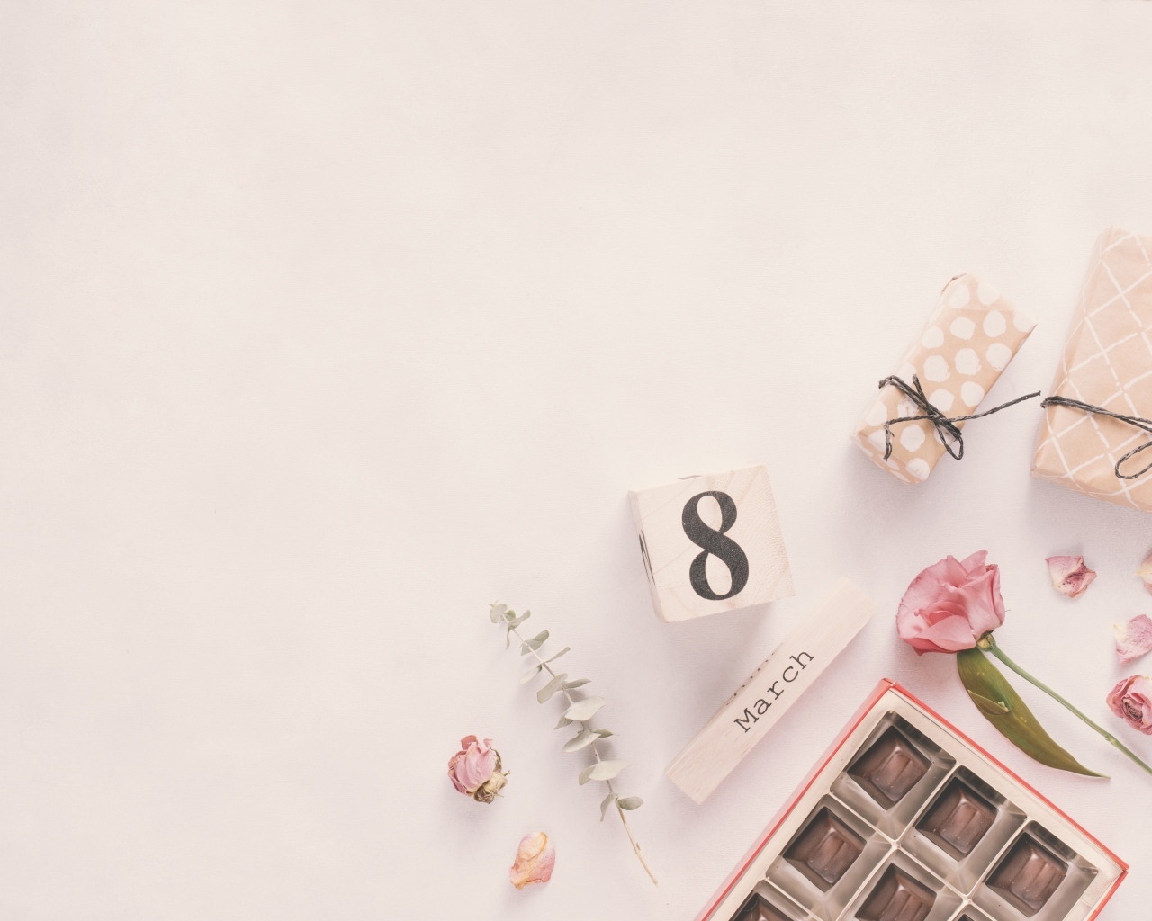 Подарки на розовом фоне для любимой на 8 марта
