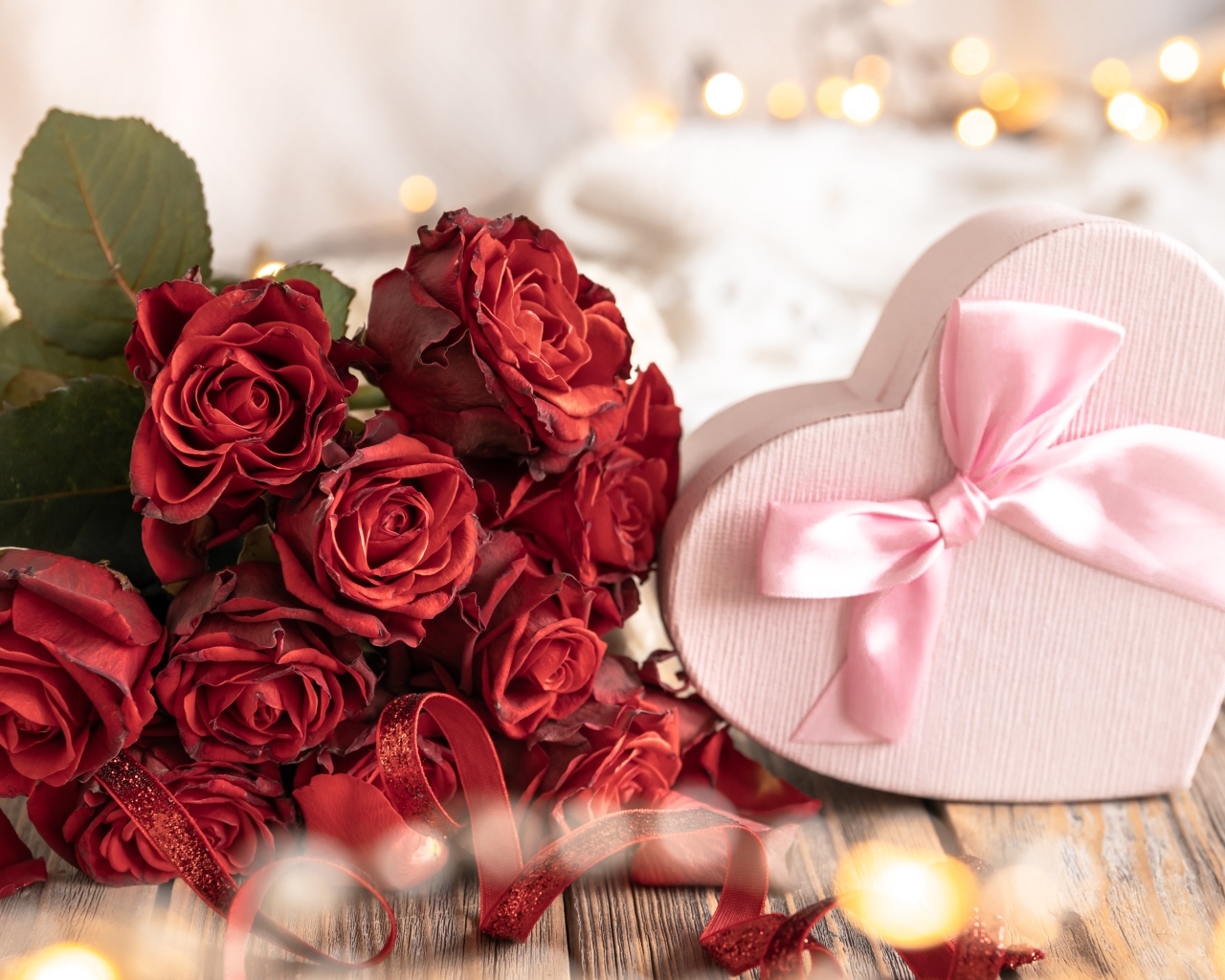 Коробка в форме сердца и букет роз для девушки на 8 марта