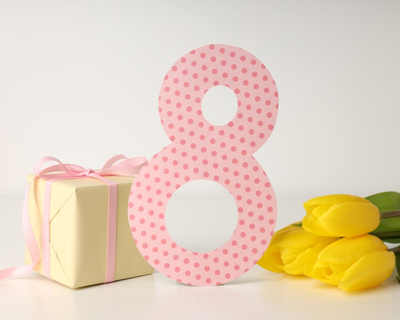 Цифра 8, подарок и цветы для любимой на Международный женский день