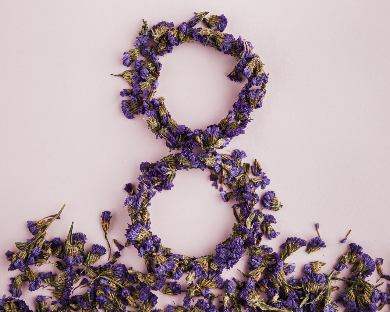 Цифра 8 из сухих цветов на праздник