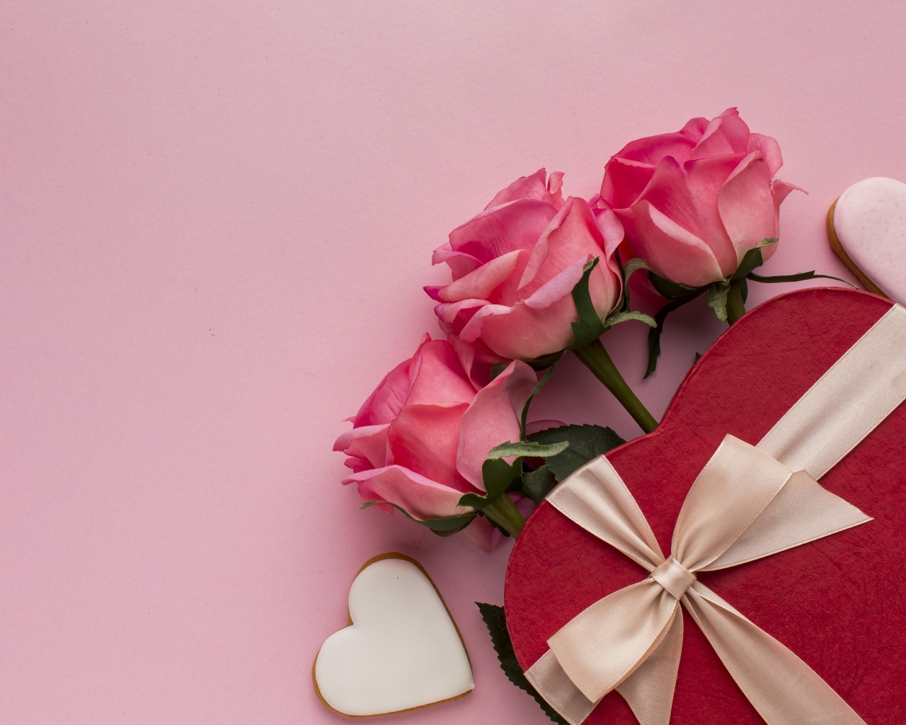 Три розовых розы и подарок на международный женский день