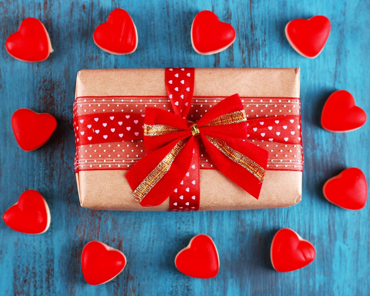 Большой подарок с сердечками на День Святого Валентина