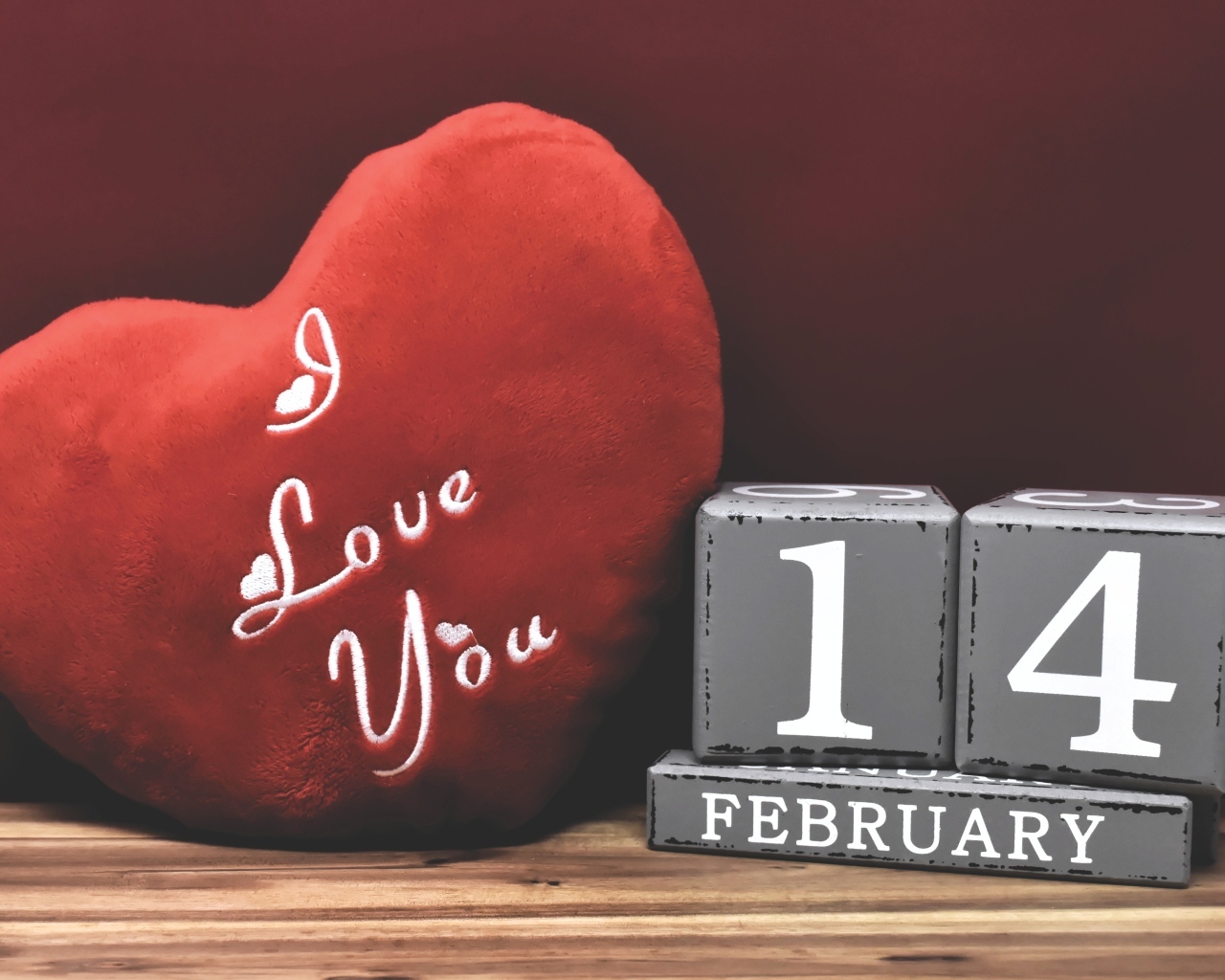 Большое красное сердце и кубики на 14 февраля