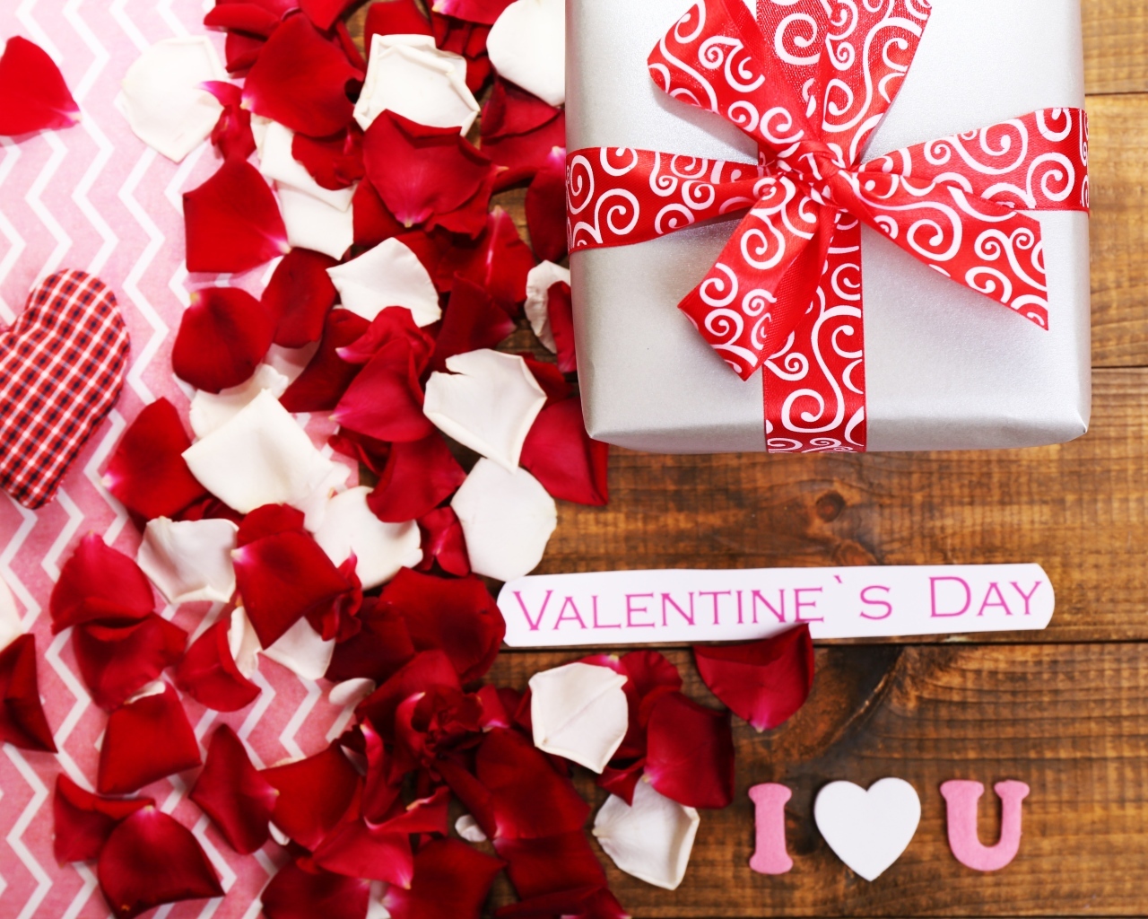 Подарок и лепестки роз на 14 февраля день Валентина