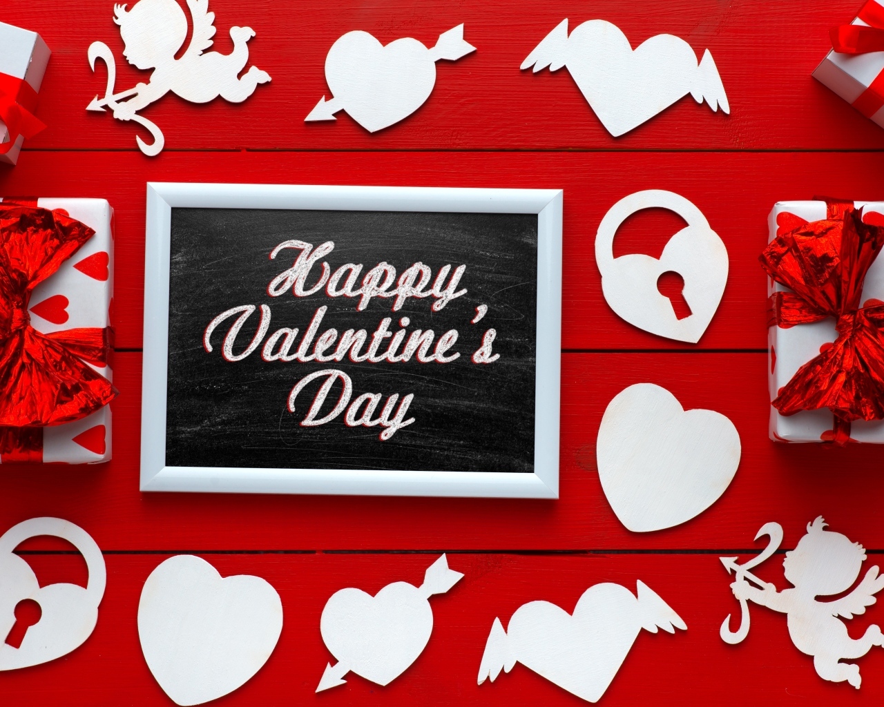 Красная открытка с сердечками на день влюбленных