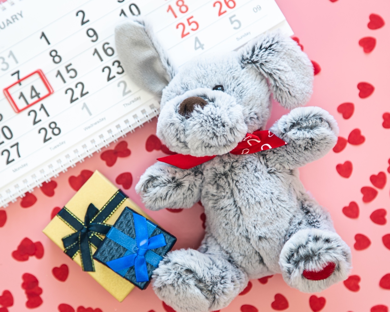 Игрушка и календарь на розовом фоне