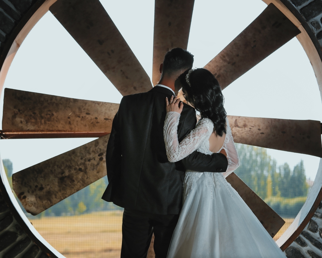 Влюбленные жених и невеста стоят у окна