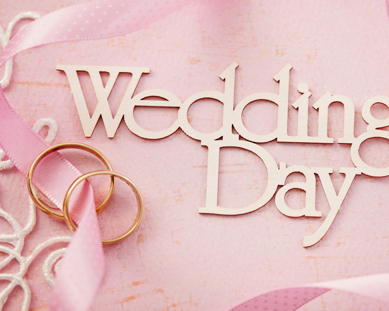 Обручальные кольца и надпись  на розовом фоне