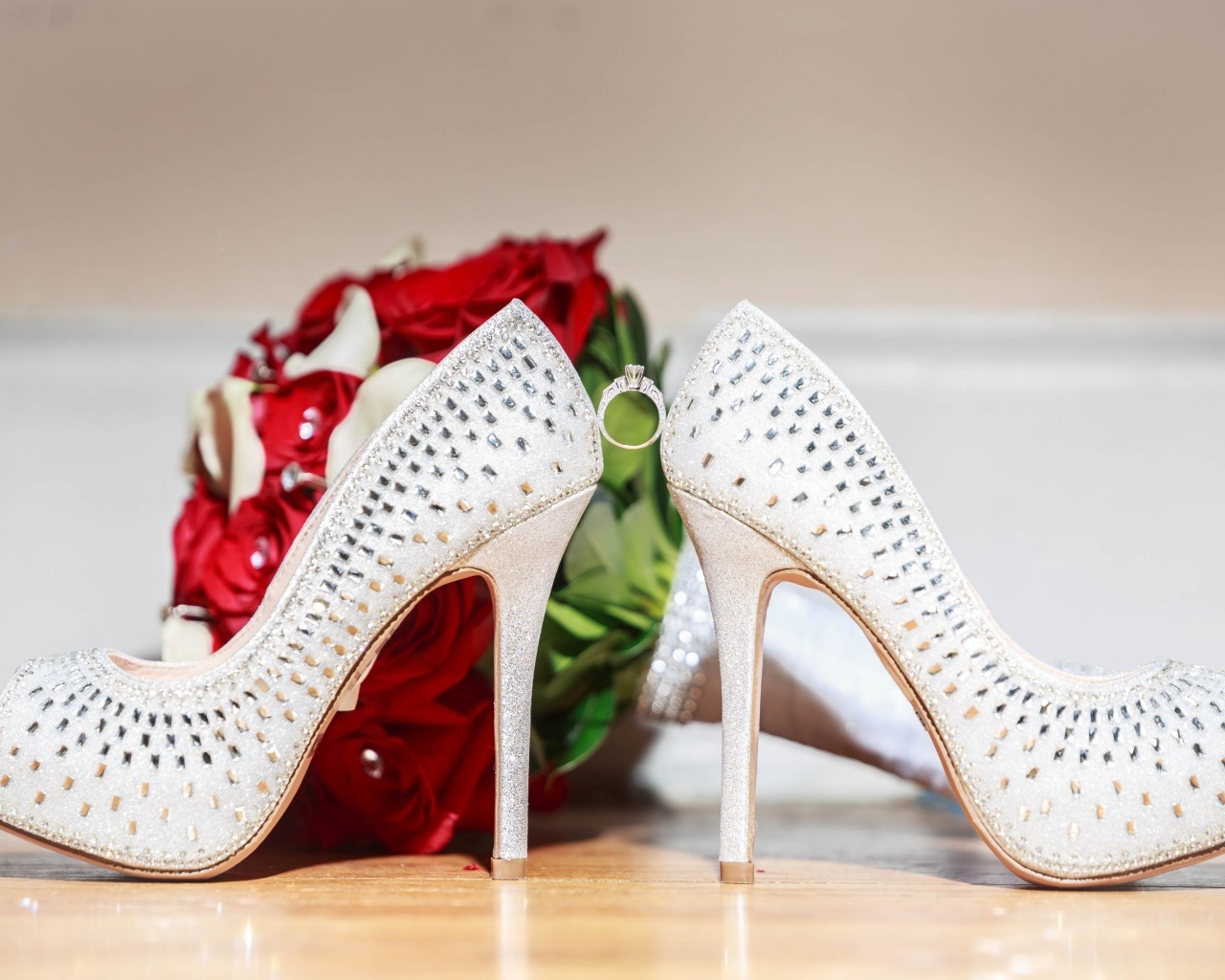 Белые туфли невесты и букет