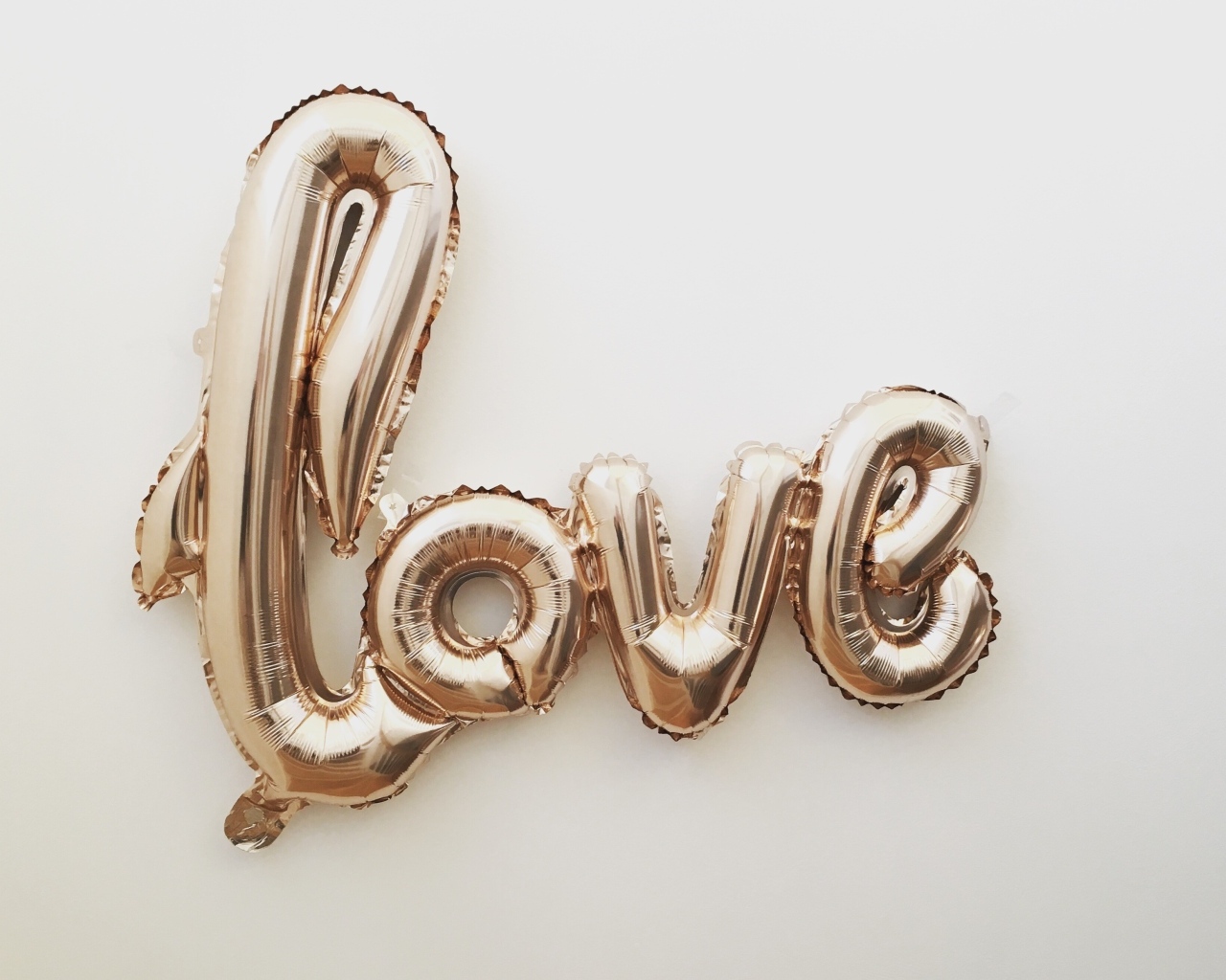 Воздушные шары с надписью любовь на сером фоне