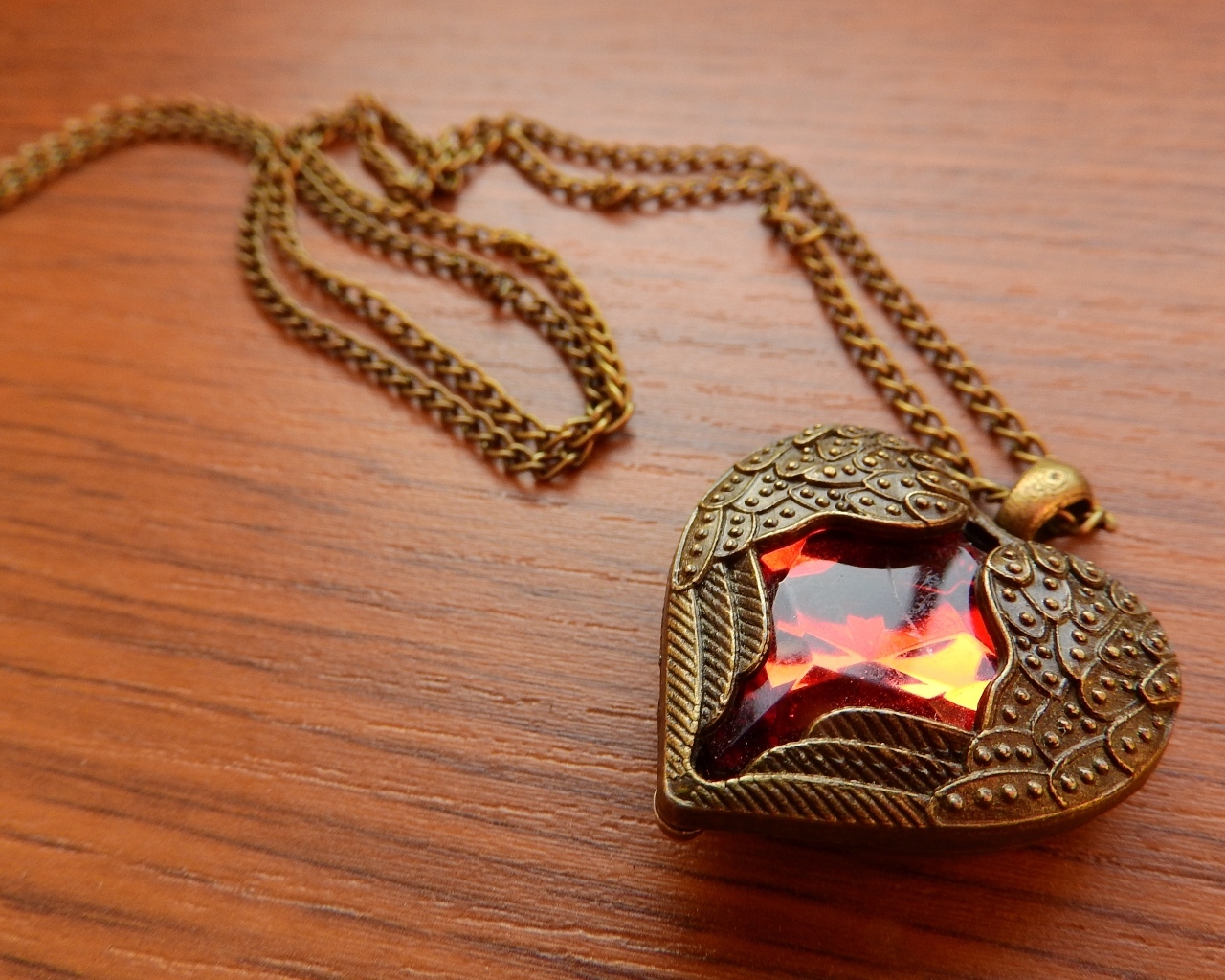 Красивый кулон в форме сердца с красным камнем