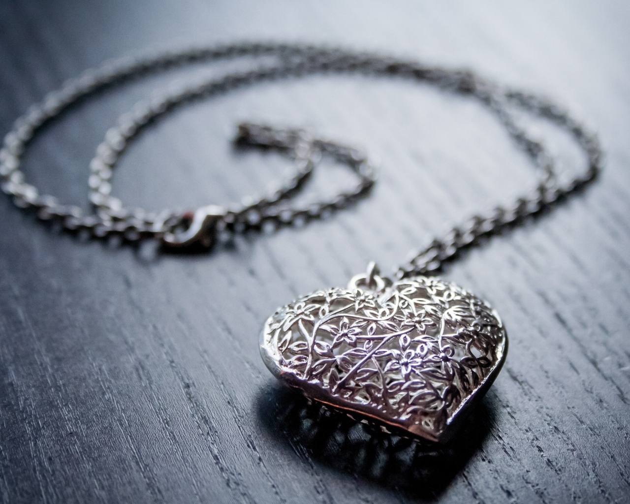 Красивая серебряная подвеска в форме сердца