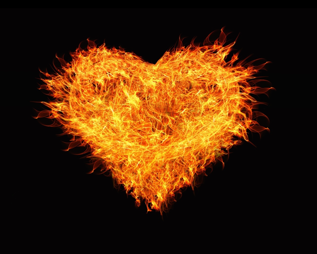Большое огненное сердце на черном фоне