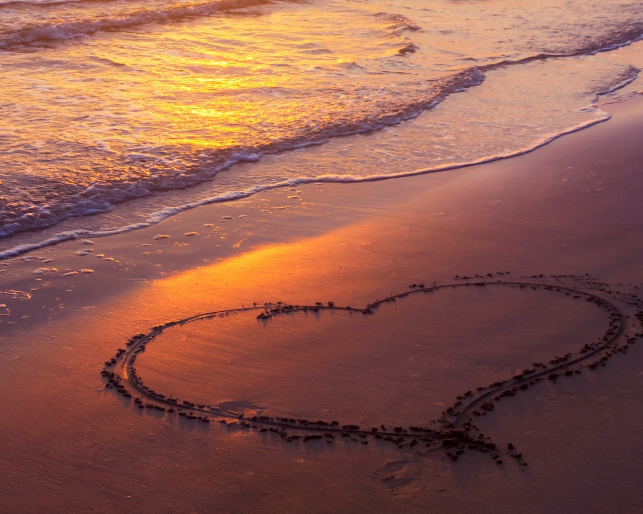 Большое сердце на песке у моря