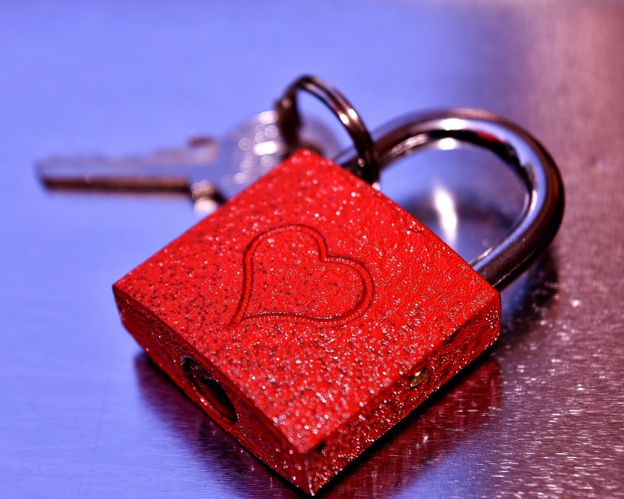 Большой красный замок с сердцем для влюбленных