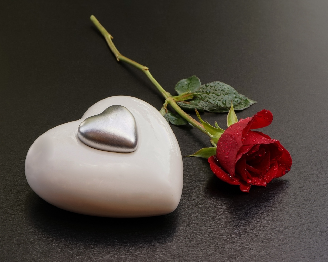 Большое белое сердце с красной розой
