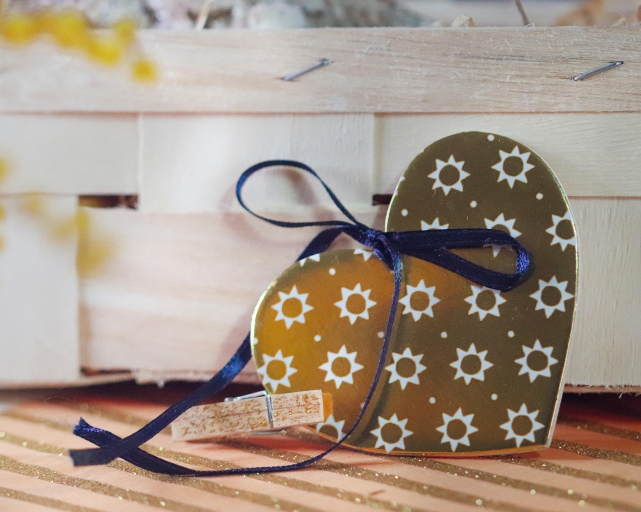 Больше сердце с деревянным ящиком