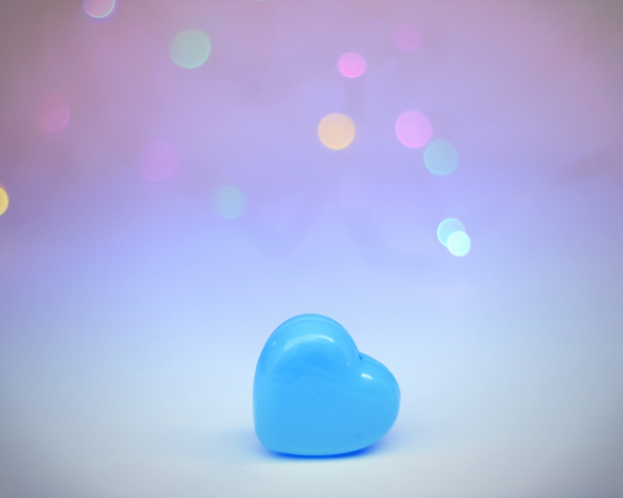 Голубое пластиковое сердце 
