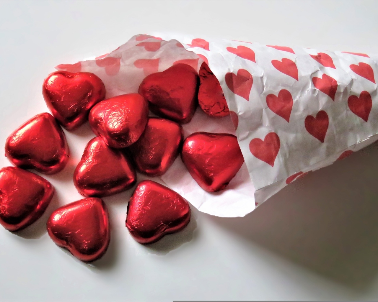 Сверток с красными конфетами в форме сердца