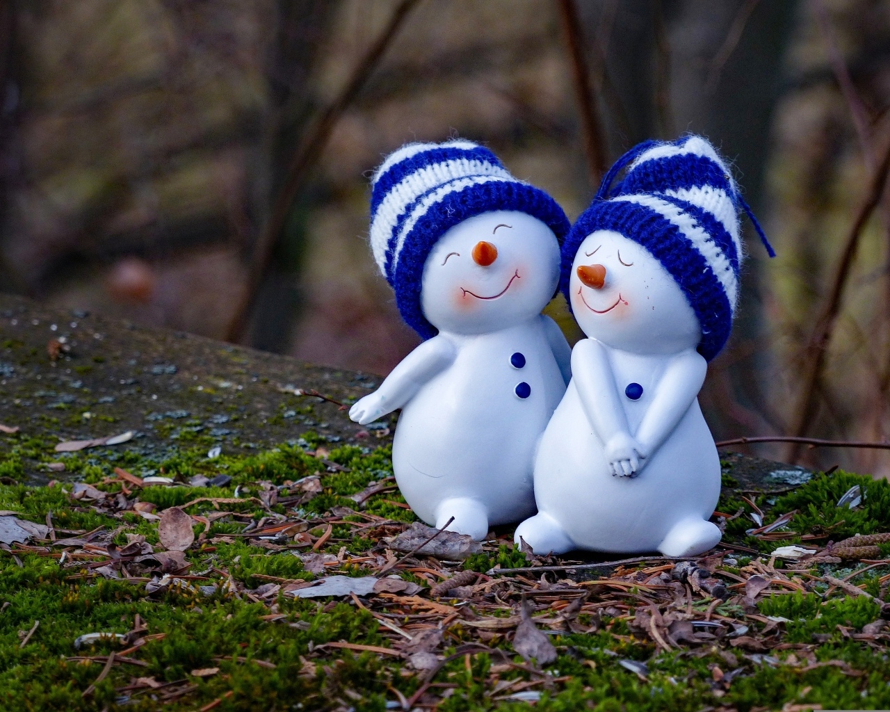 Figurine with snowmen in love on the ground