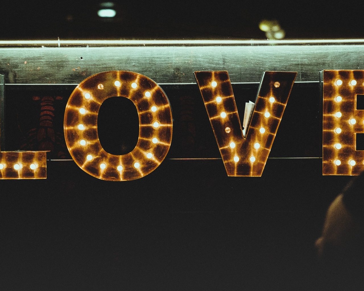 Светящаяся большая надпись любовь