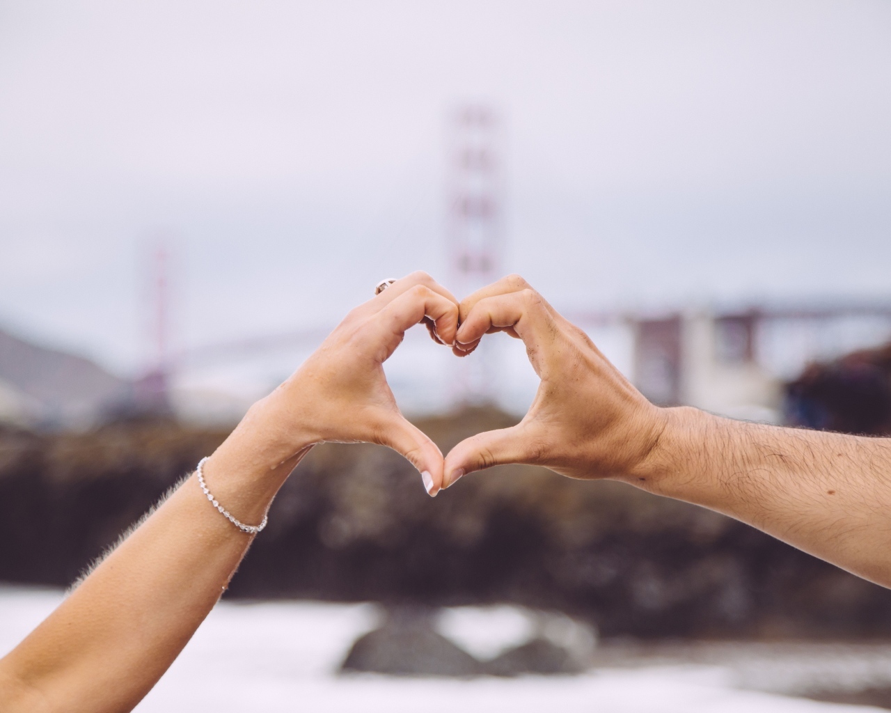 Сердце из рук влюбленной пары