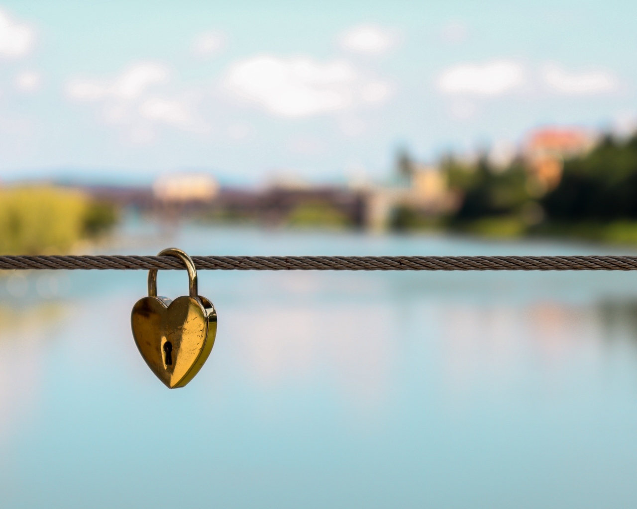 Сердце висит на канате на мосту