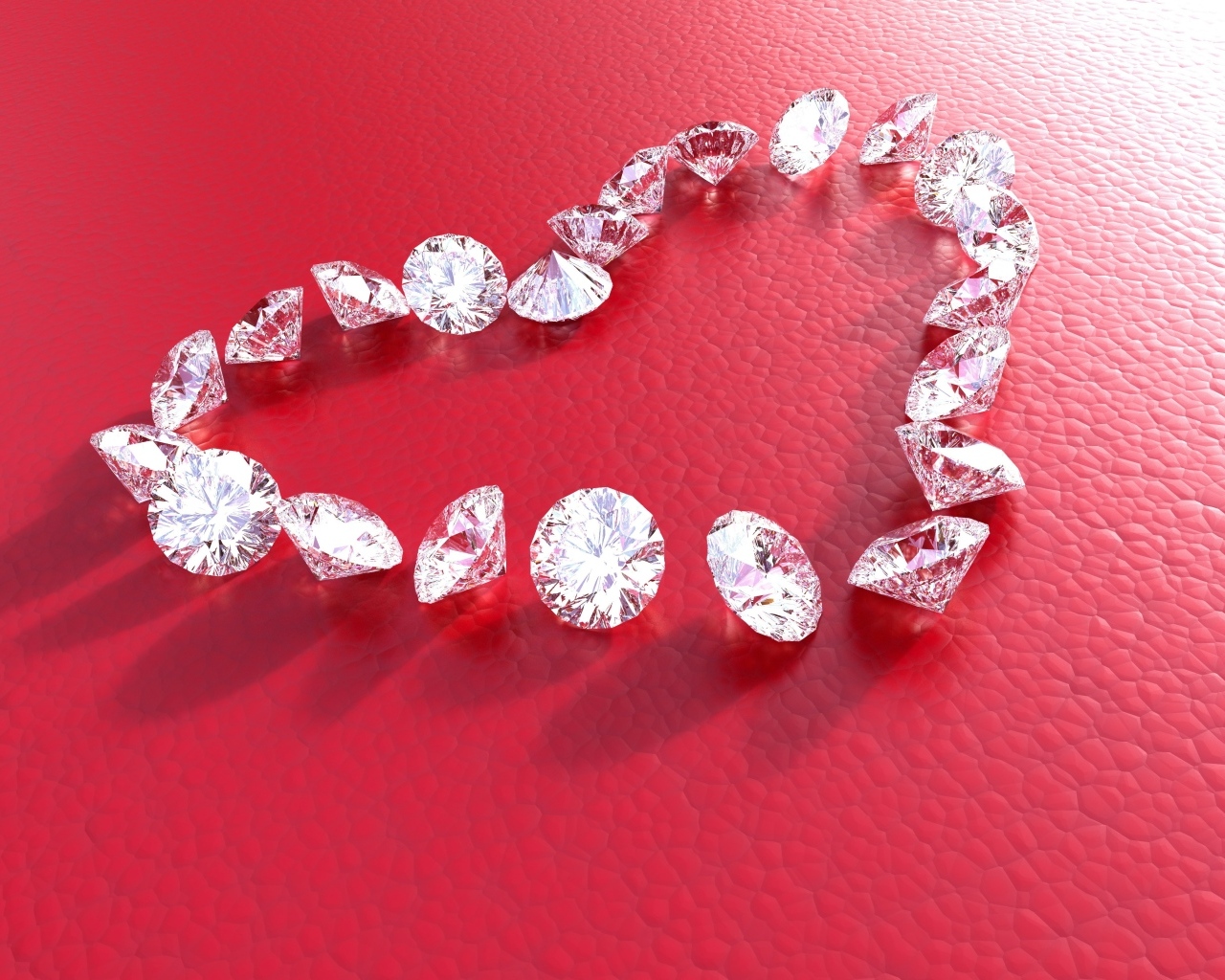 Сердце из бриллиантов на красном фоне