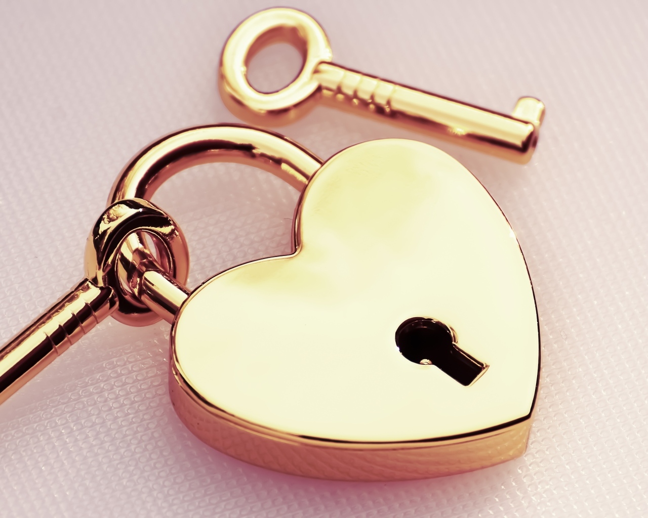 Замок в форме сердца с ключами