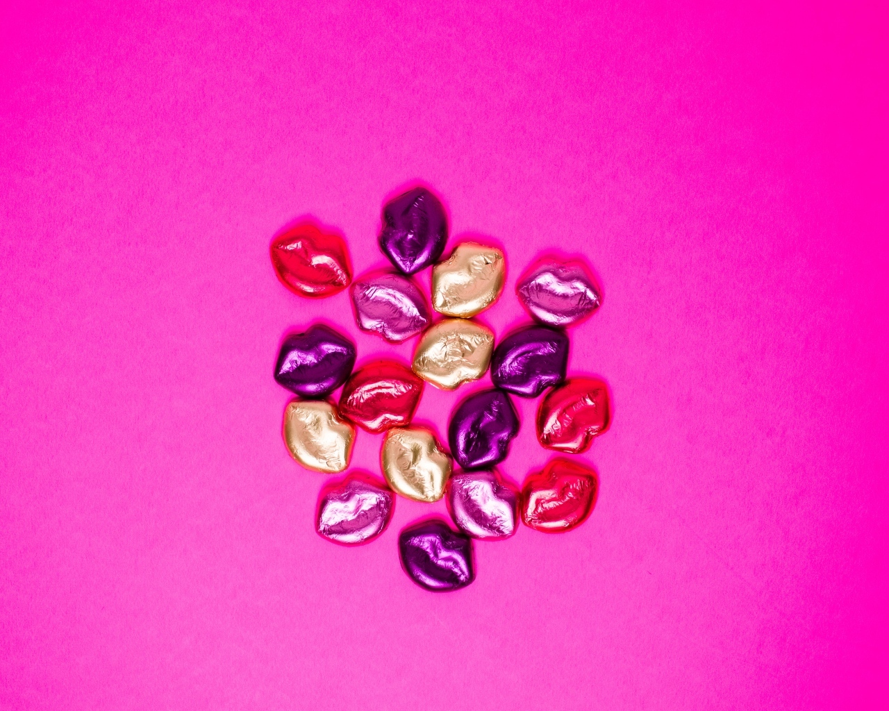 Много поцелуев на розовом фоне