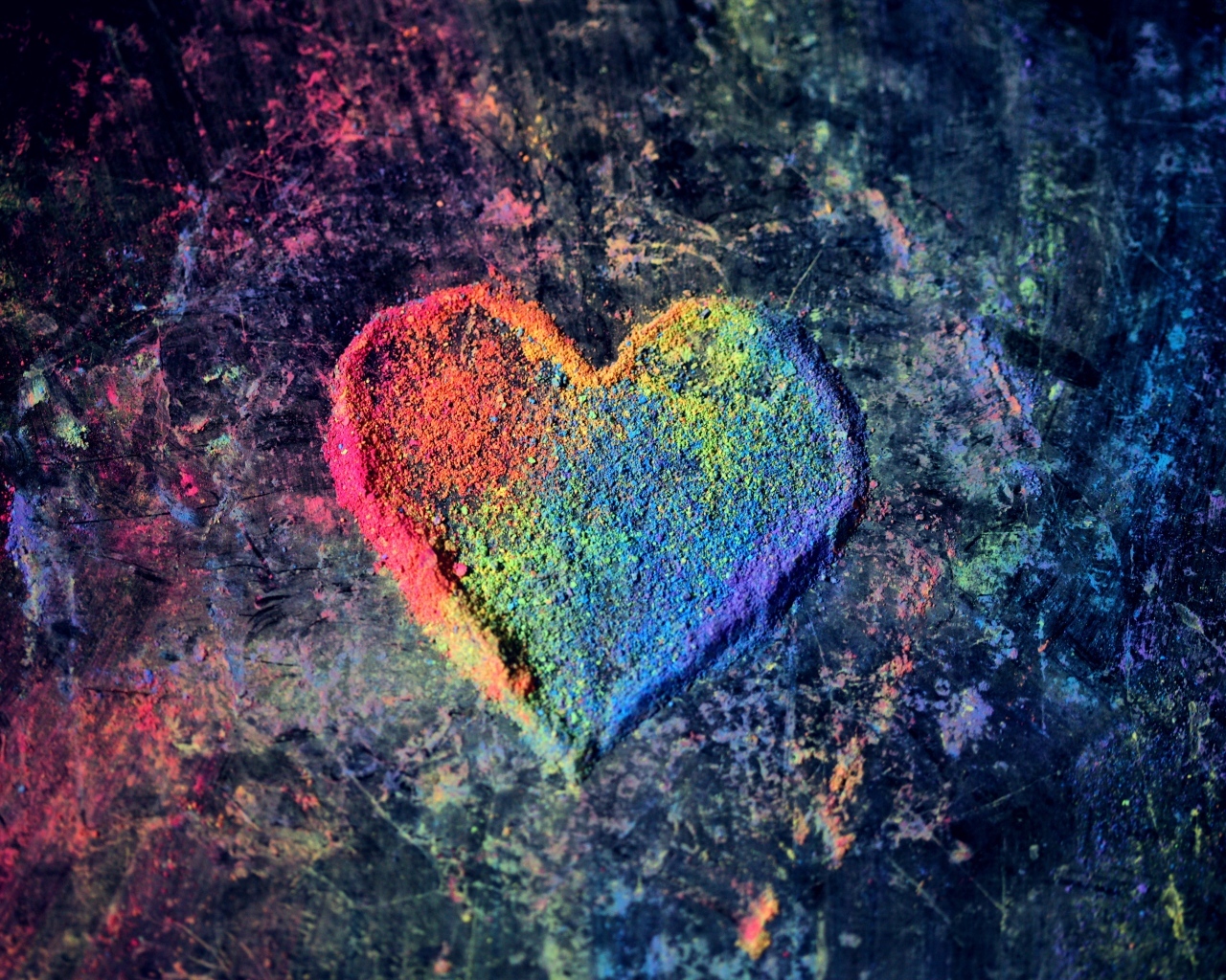 Разноцветное сердце из порошковой краски