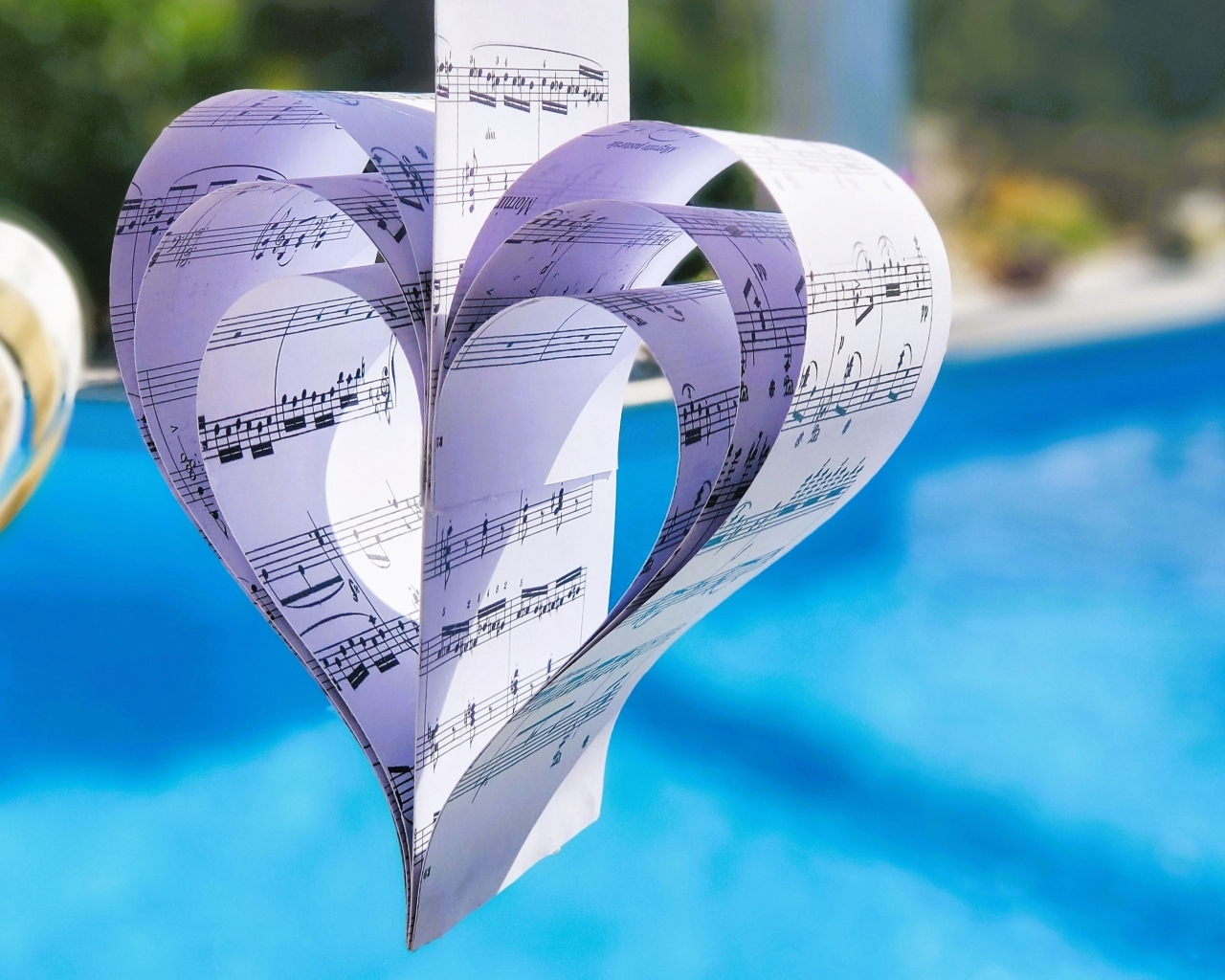 Бумажное сердце из нотной тетради