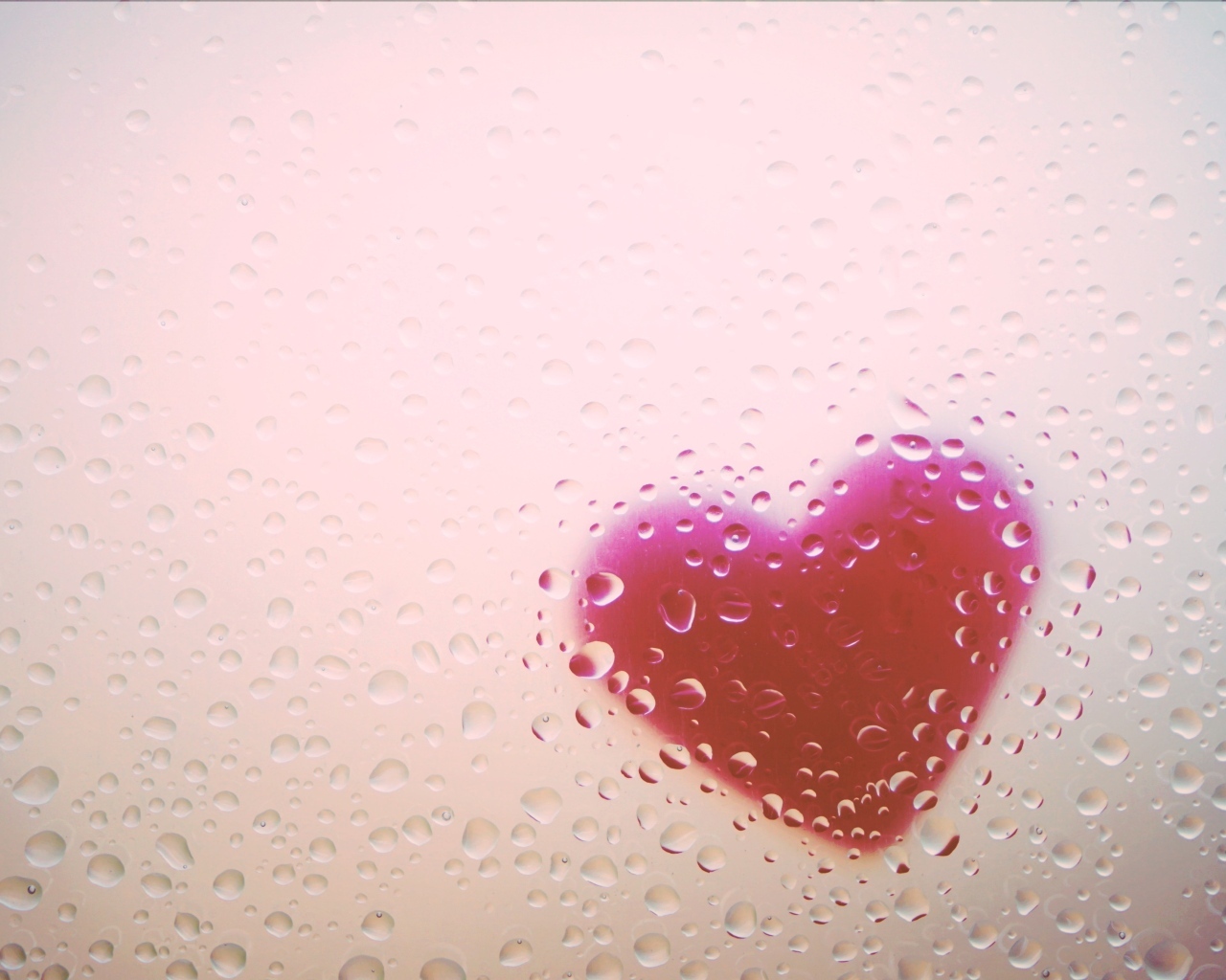 Красное сердце за мокрым стеклом
