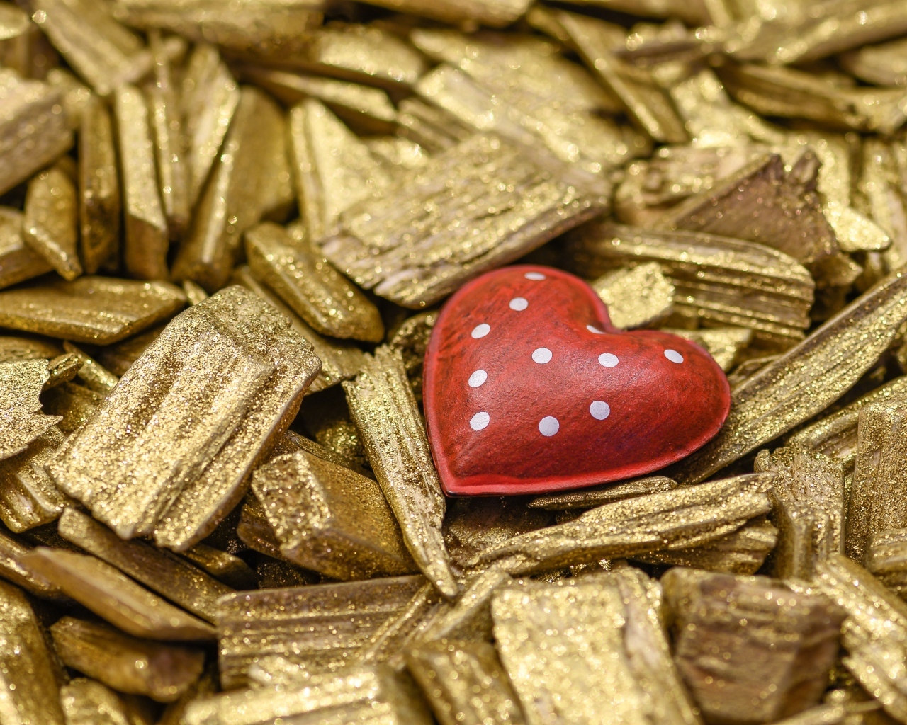 Красное сердечко на золотых щепках