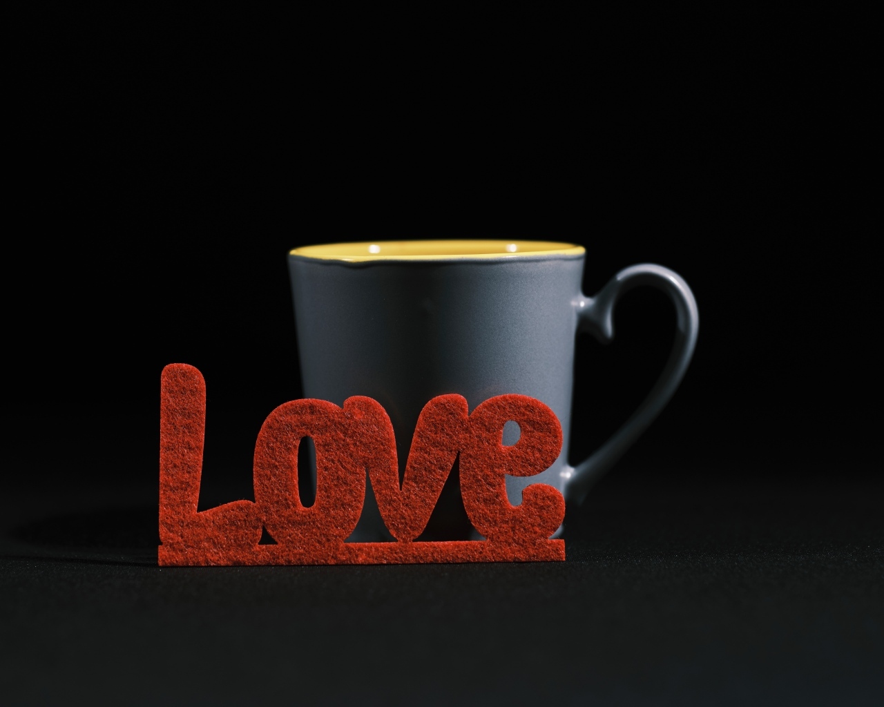 Красная надпись любовь с чашкой кофе