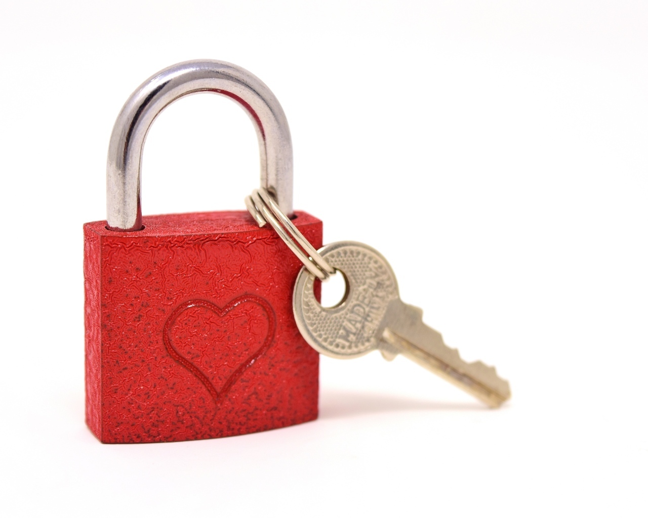 Красный замок с сердцем на белом фоне