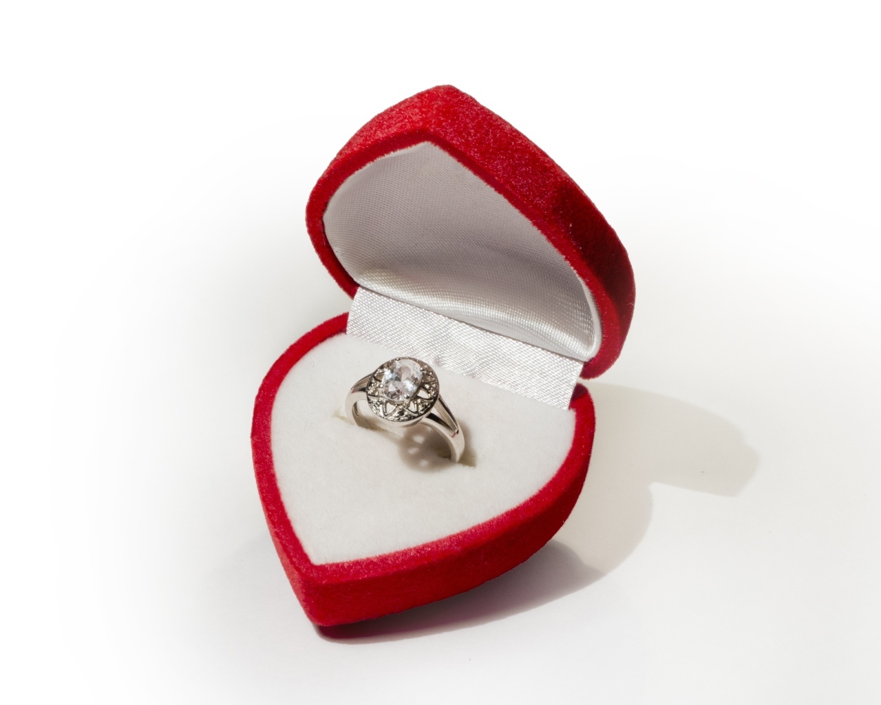 Кольцо  в красной коробке в форме сердца для любимой