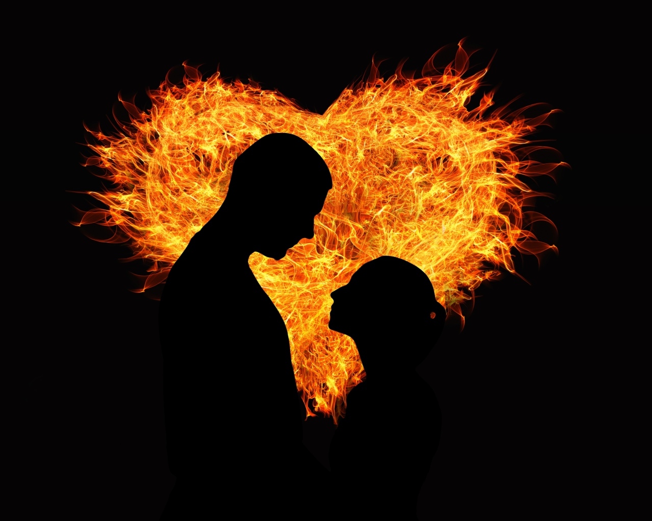 Силуэт влюбленной пары на фоне огненного сердца