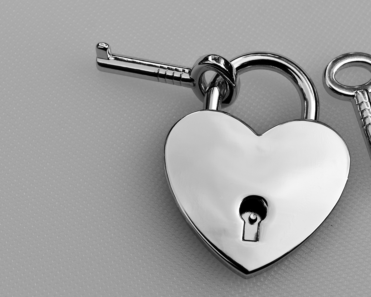 Серебряный замок в форме сердца с ключами