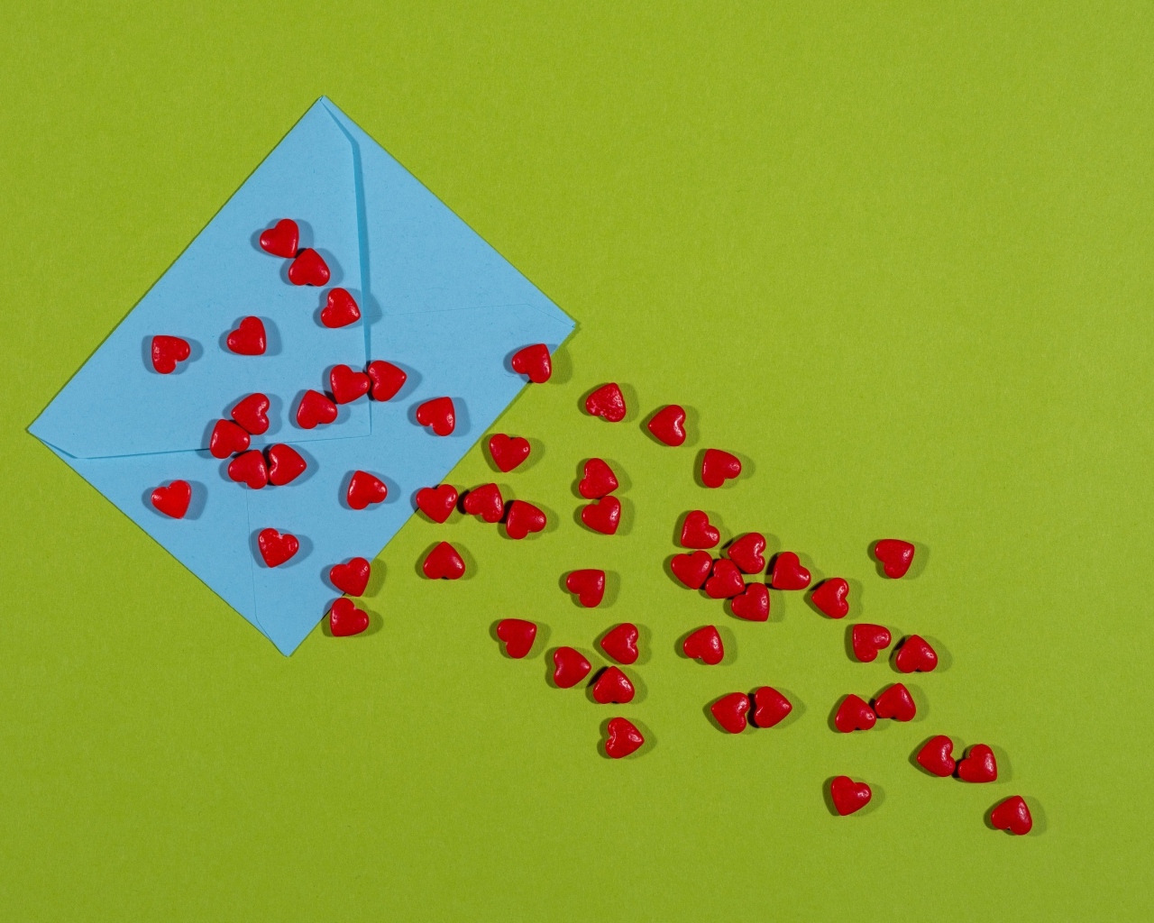 Маленькие сердечки с голубым конвертом