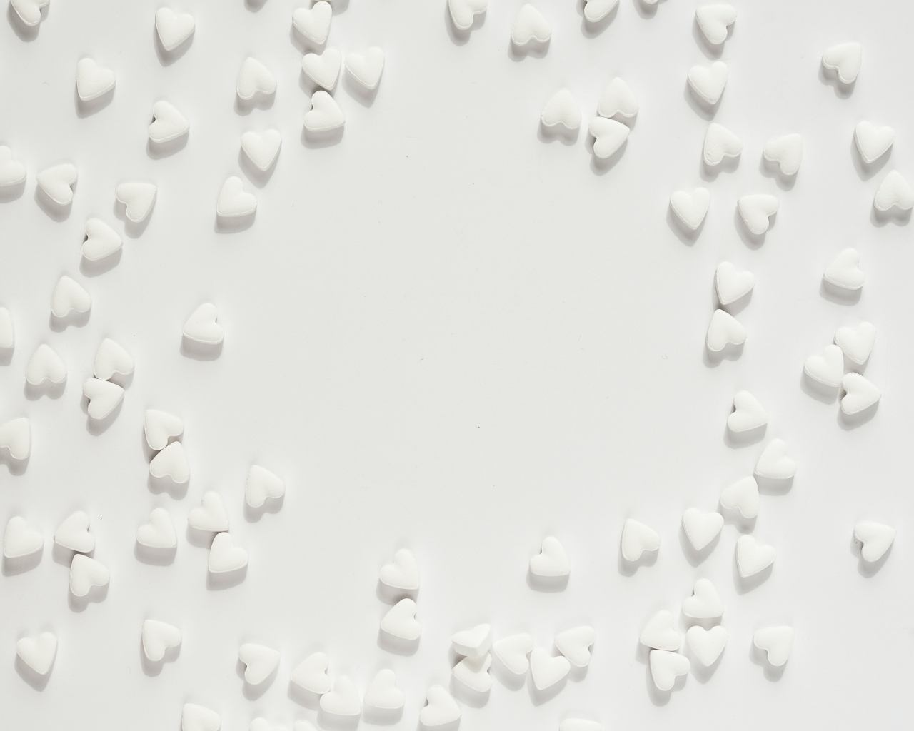 Маленькие белые сердечки на сером фоне