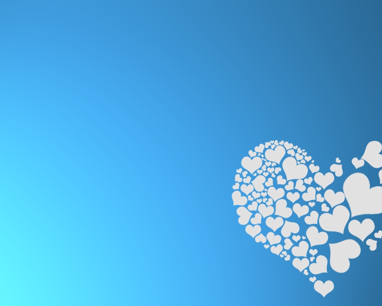 Маленькие белые сердечки рассыпаются на голубом фоне