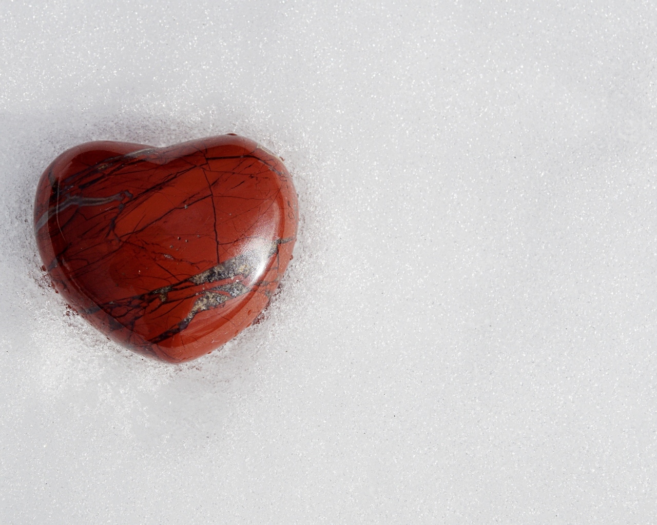 Каменное сердце на холодном белом снегу