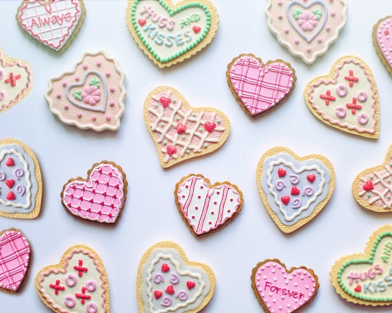 Сладкое печенье в форме сердца на белом столе